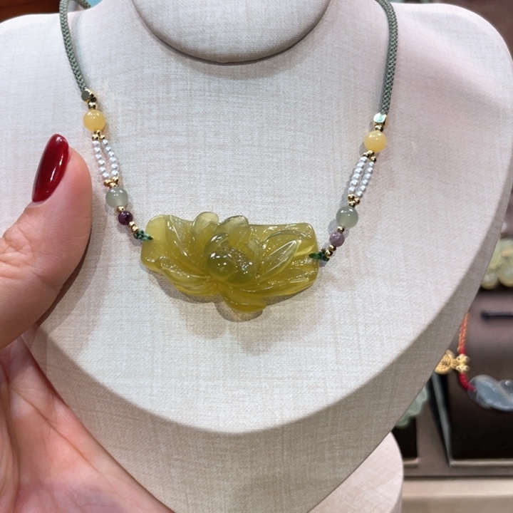 蛇纹石玉颈饰未镶嵌