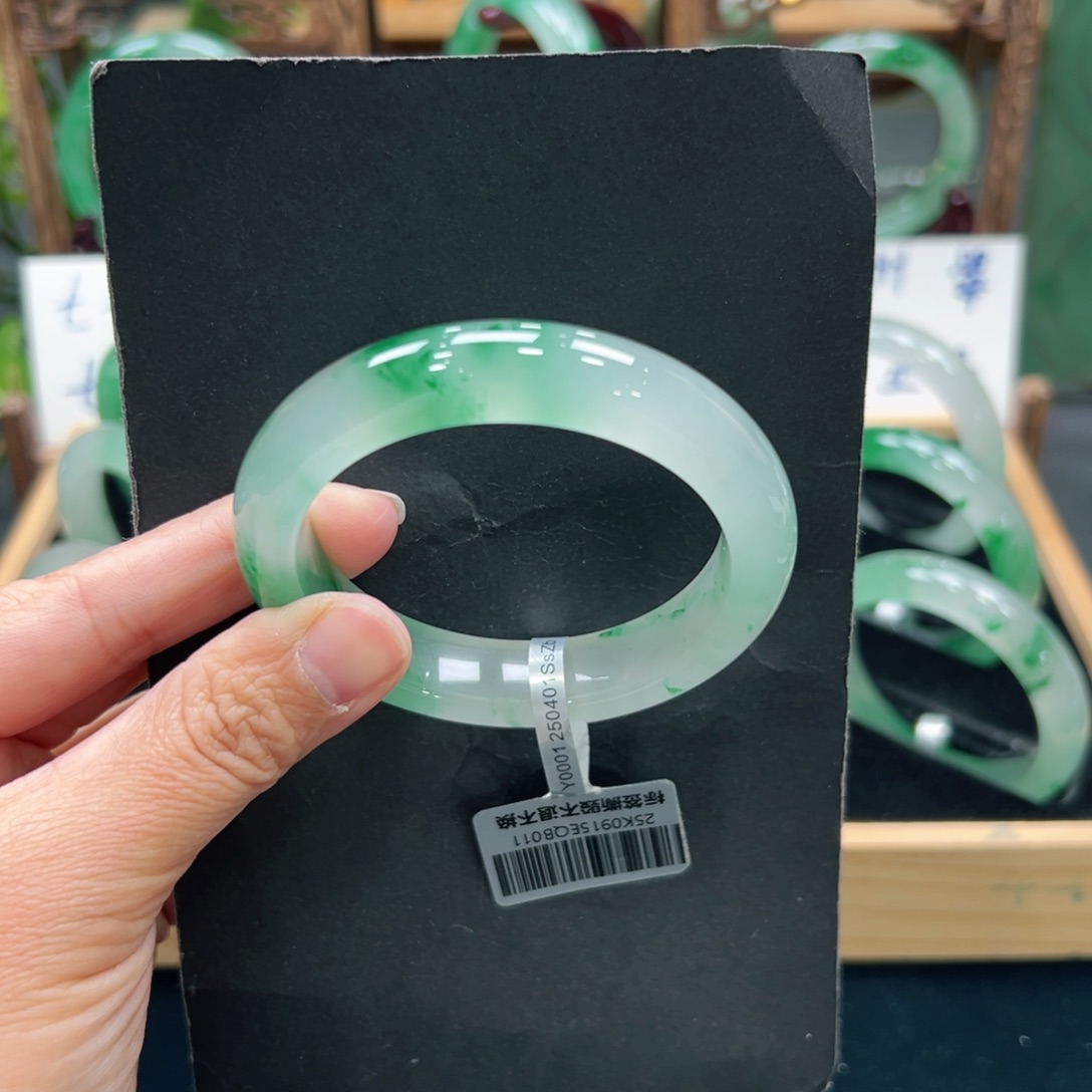 夏***虹石英质玉未镶嵌手镯➕佳佳56