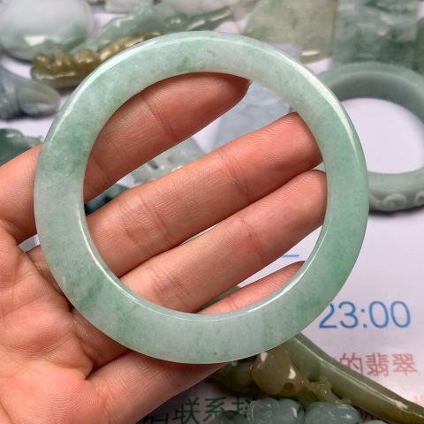 翡翠颈饰未镶嵌漂**孩