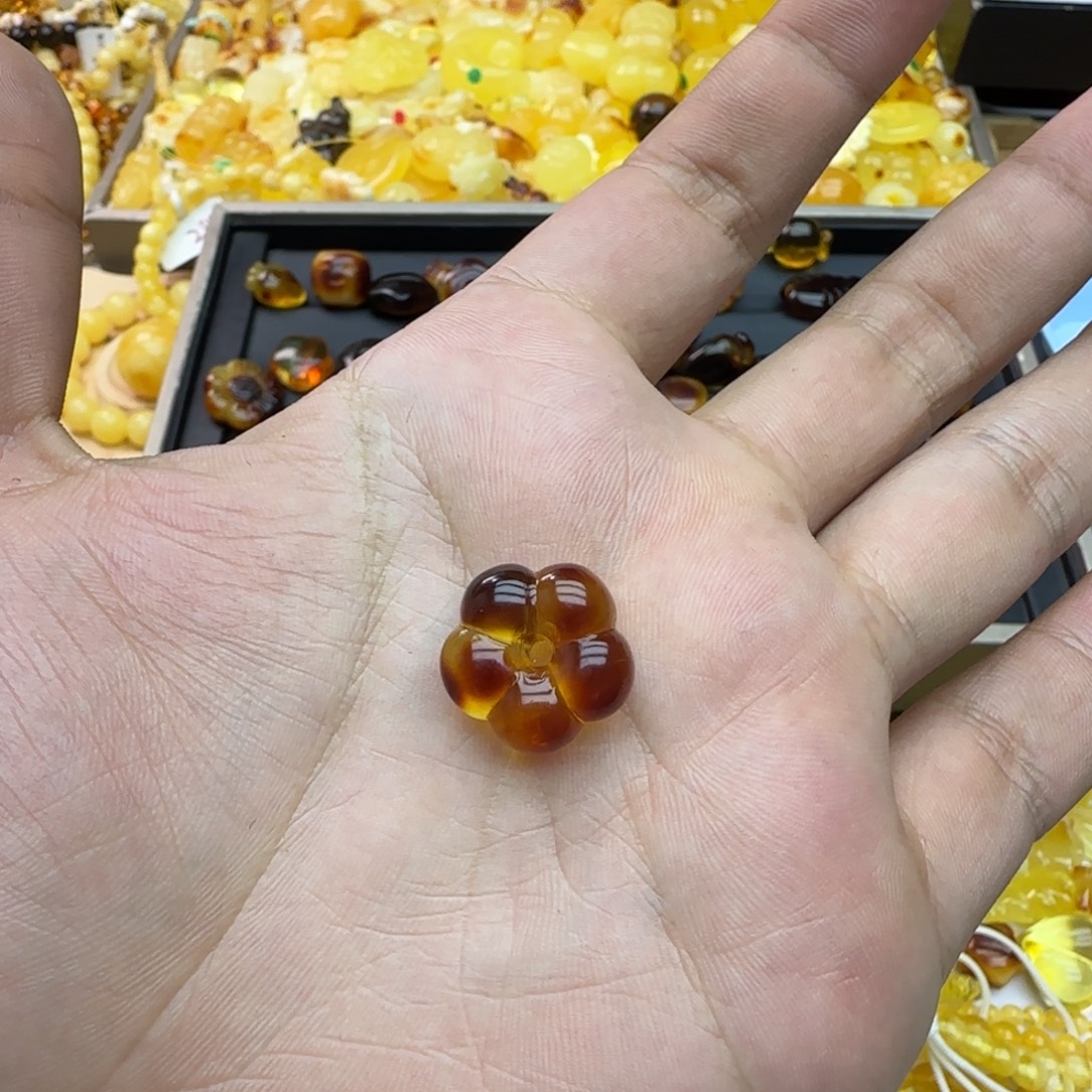 温***阳琥珀未镶嵌裸石蜜蜡五瓣花1.93g