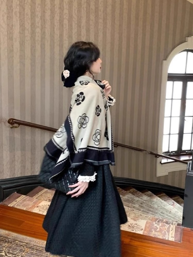 空调房高端披肩女外搭新款大牌网红山茶花保暖围脖百搭围巾两用