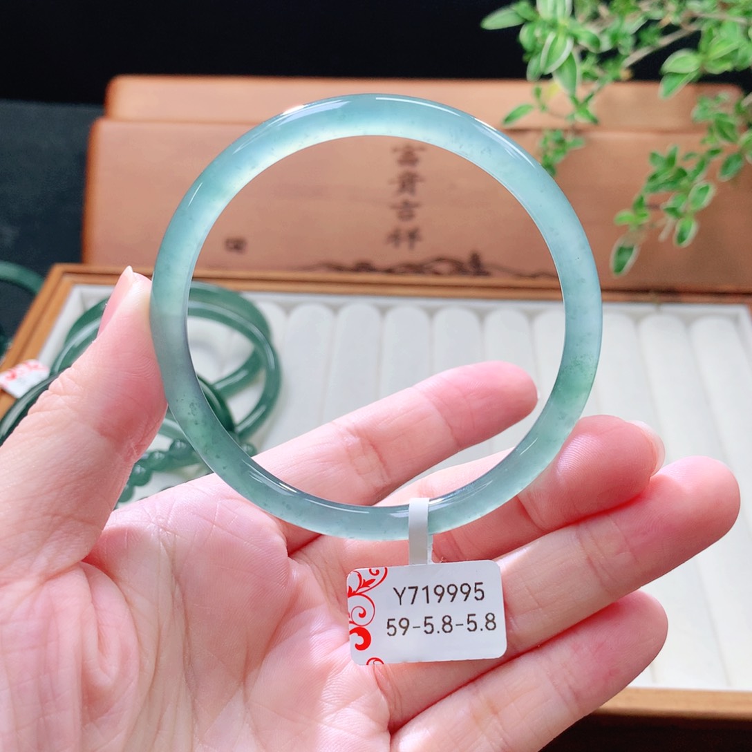 未镶嵌手镯（圆镯）翡翠