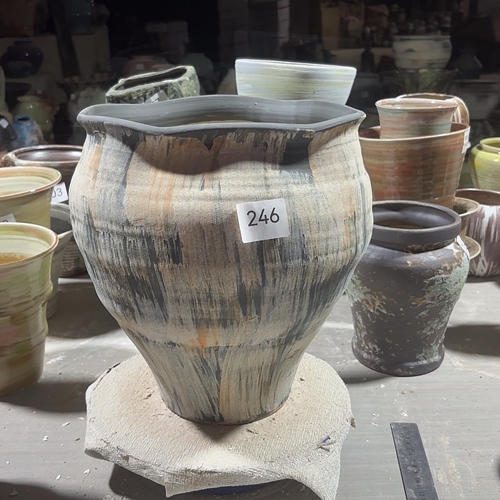 陶摆件高29，口22，有孔246，