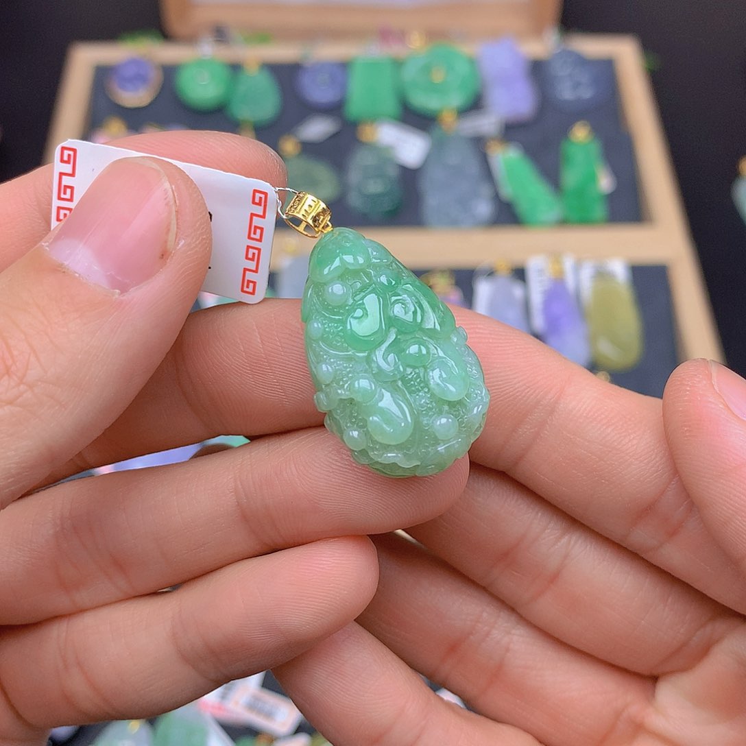 翡翠颈饰18K金镶嵌翡翠