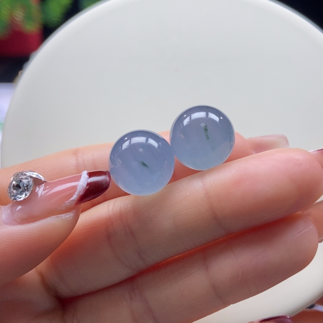 翡翠散珠翡翠浓蓝紫珠卡13.9mm，随机发一颗