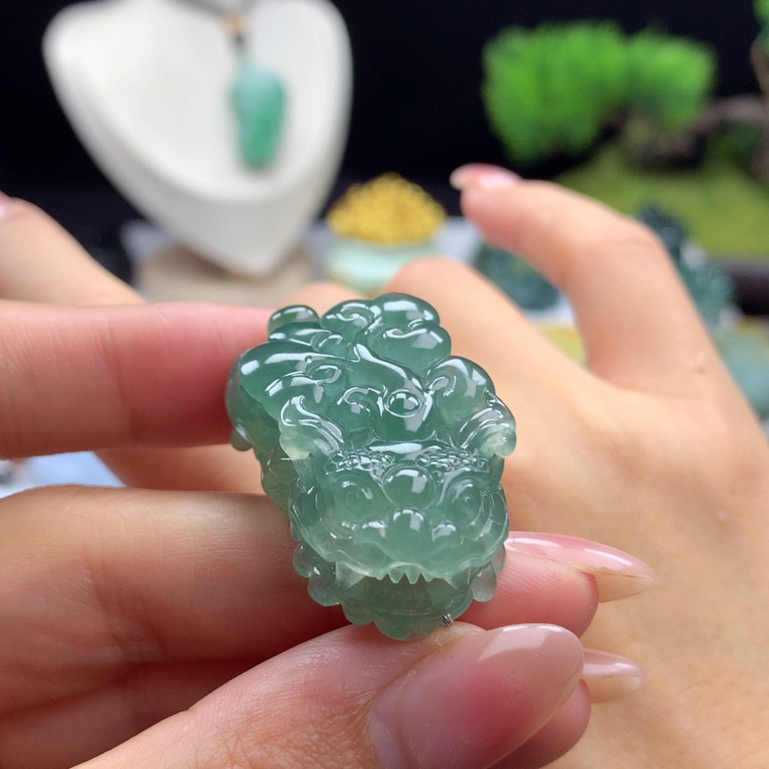 翡翠未镶嵌颈饰A5 湖水绿含珠貔貅