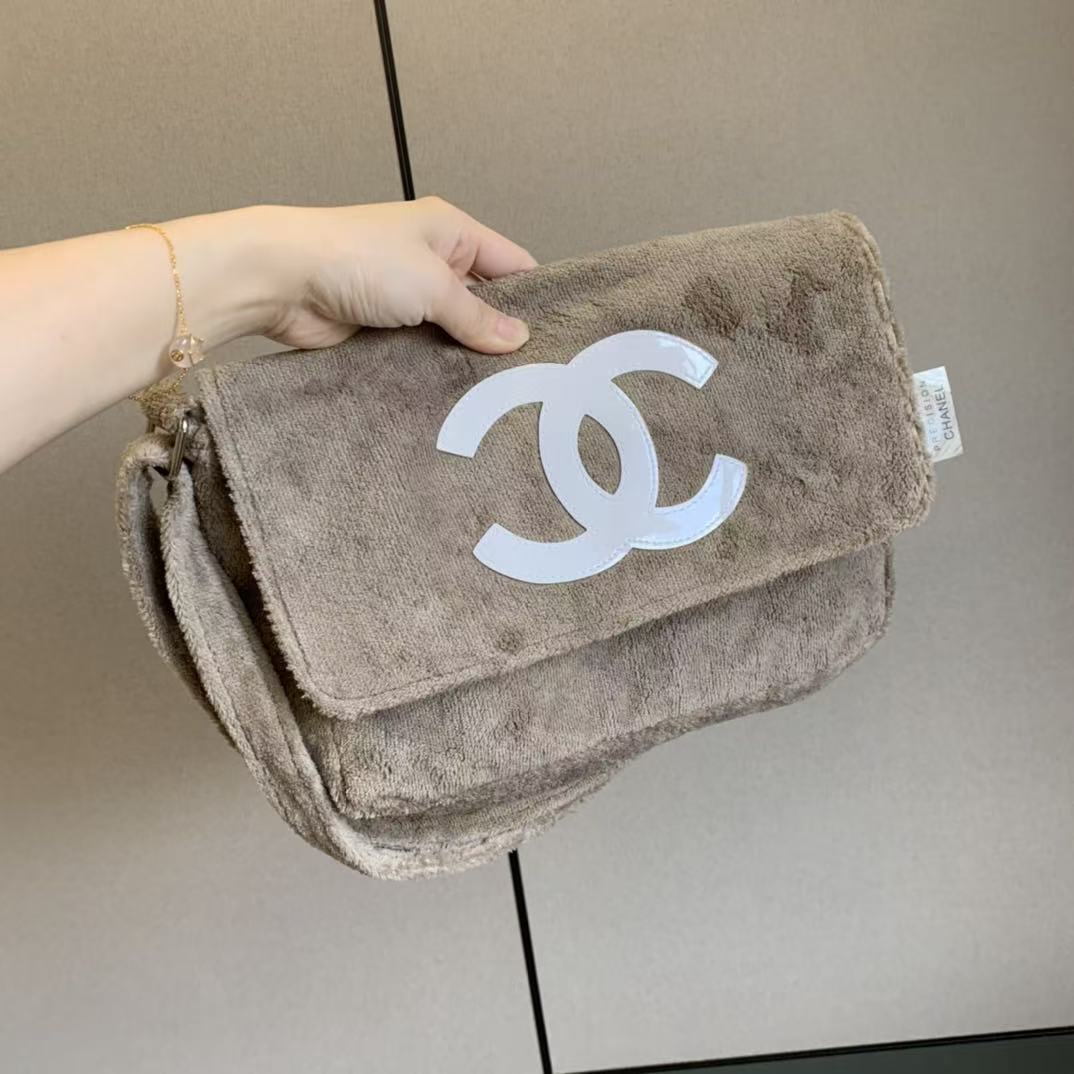 香奈儿【K573】礼赠复古单肩丝绒包慵懒风百搭斜挎毛绒化妆包刷包