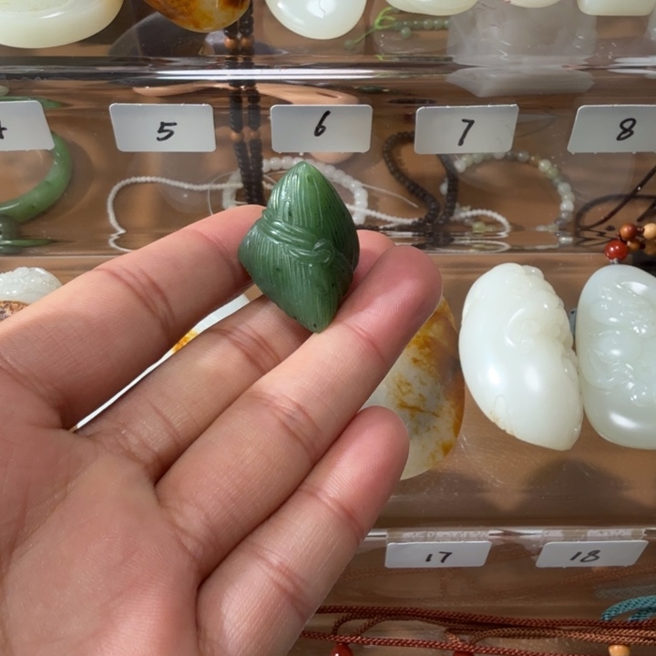 和田玉颈饰未镶嵌新疆碧玉必中略带小黑点（活动价）