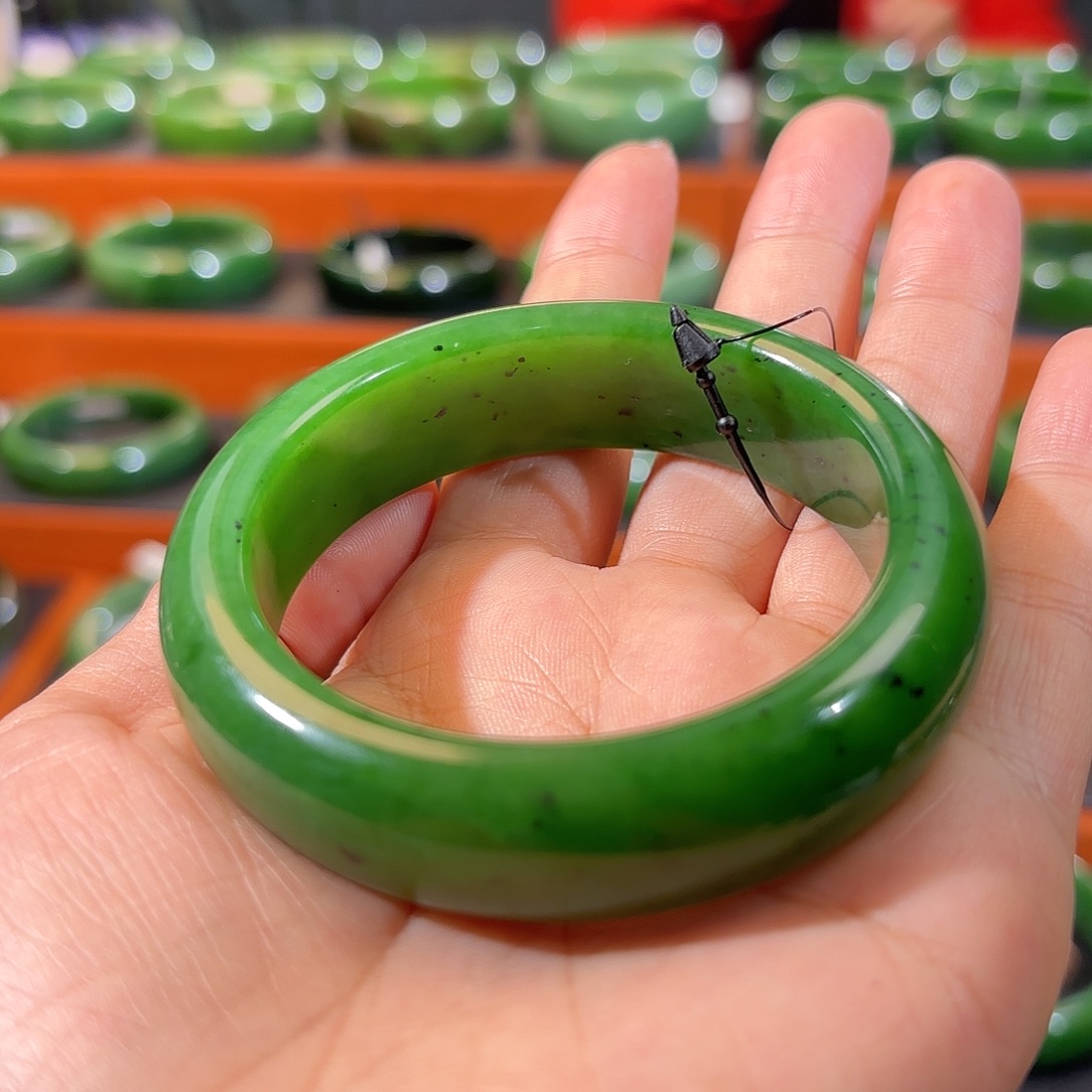 和田玉（碧玉）未镶嵌手镯阳绿宽胎