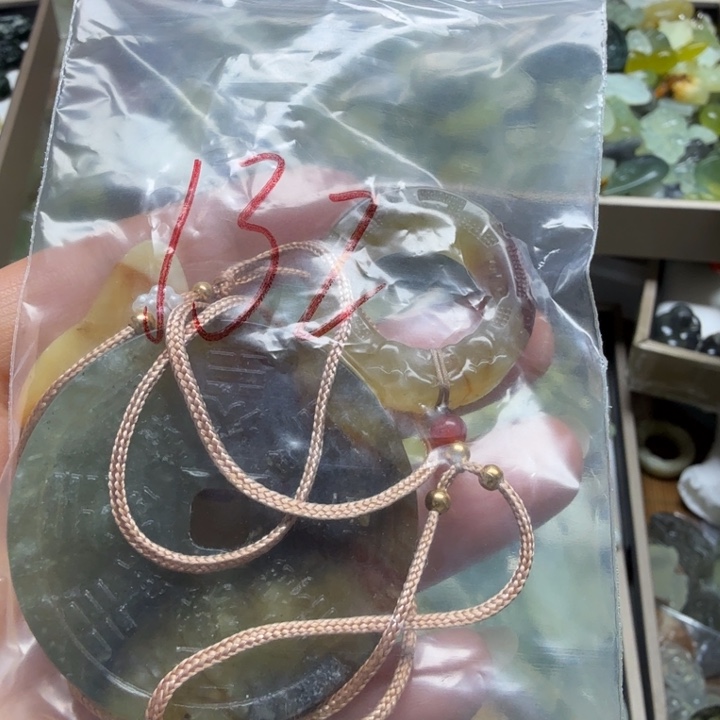 透闪石-蛇纹石玉吊坠未镶嵌