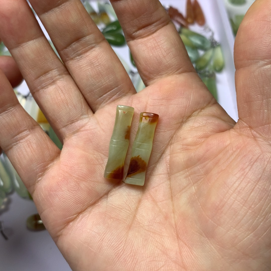 如***木蛇纹石玉未镶嵌耳环