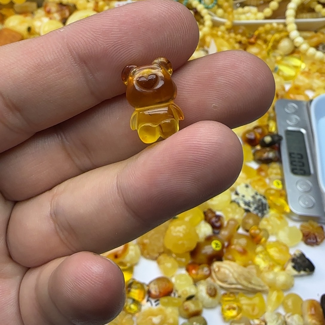 琥珀未镶嵌裸石1.06克有瑕02