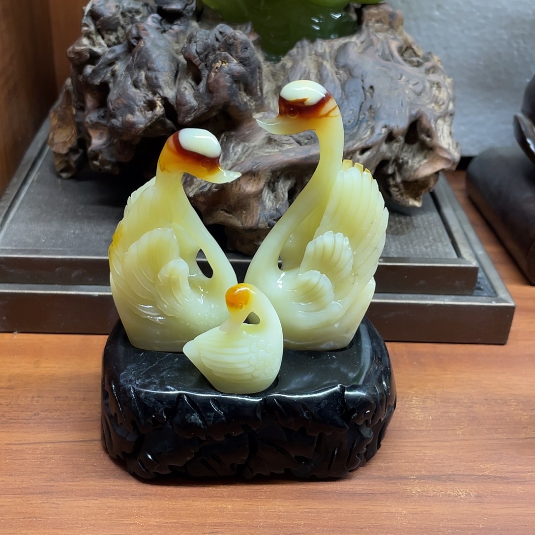 自***好蛇纹石玉未镶嵌珠宝奇石