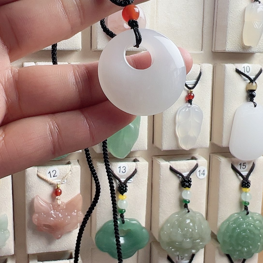 石英质玉（金丝玉）未镶嵌颈饰