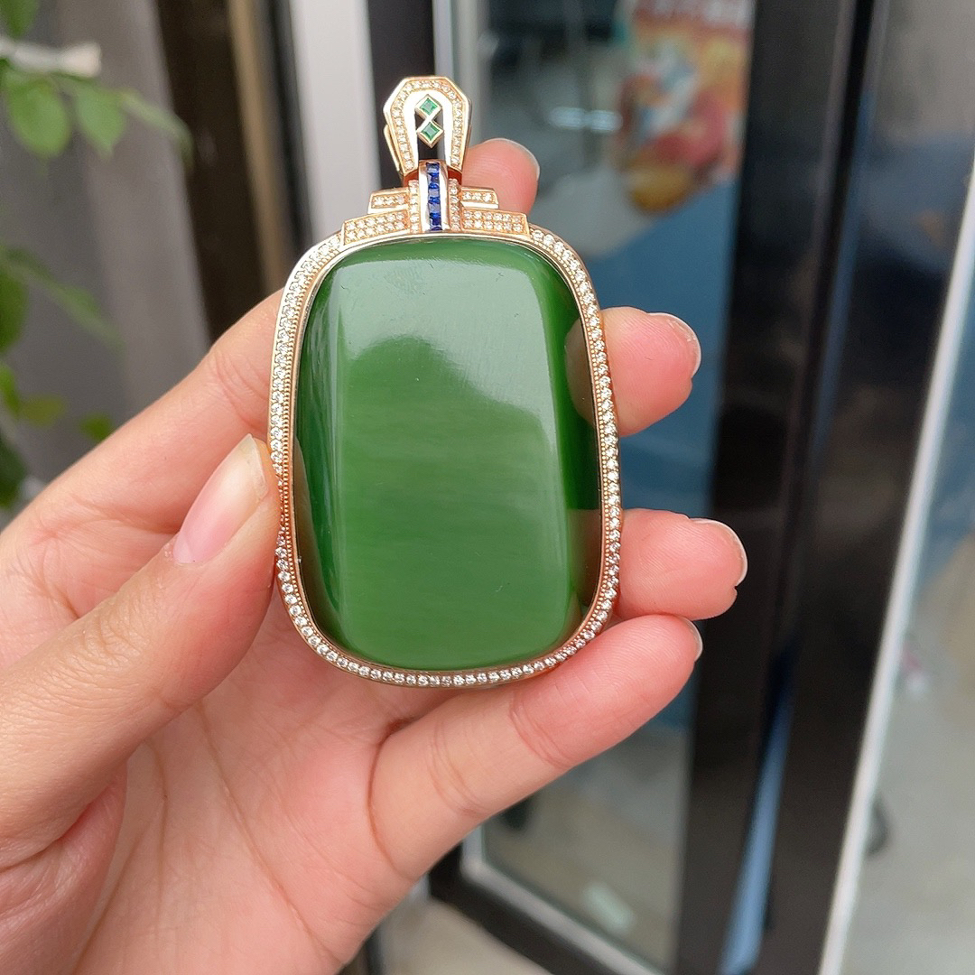 283243玉美人小程俄罗斯和田玉碧玉猫眼底18k金镶嵌平安牌挂件