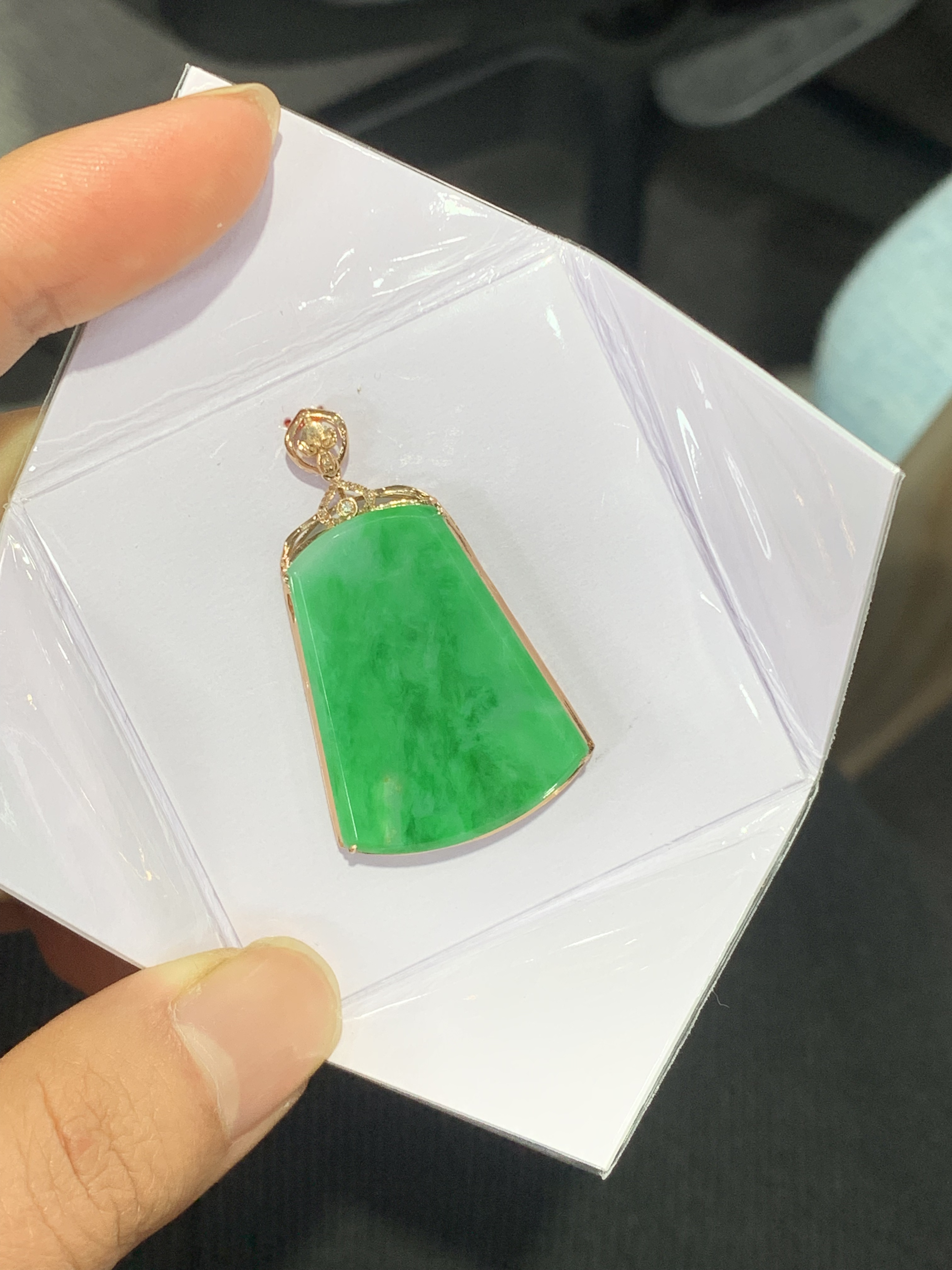 18K金镶嵌天然缅甸翡翠阳绿无事牌吊坠