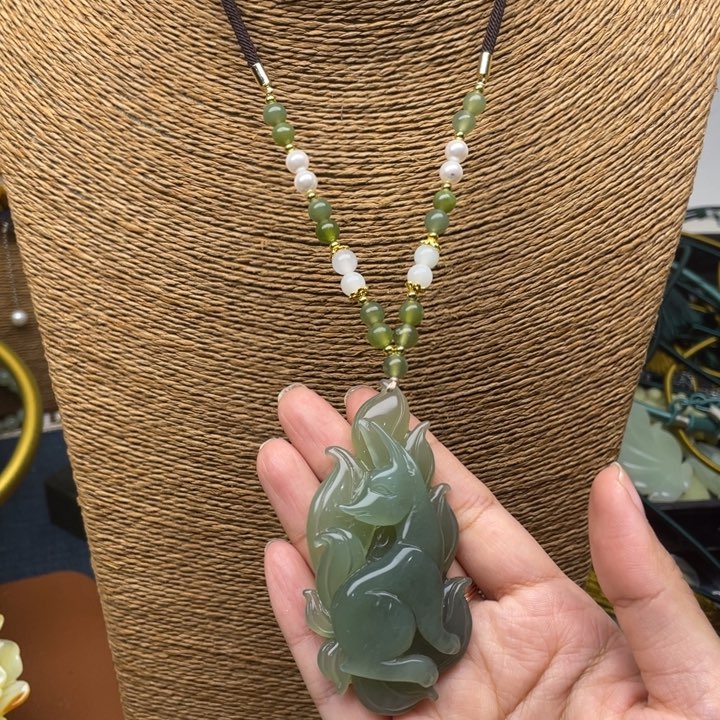 蛇纹石玉吊坠合金