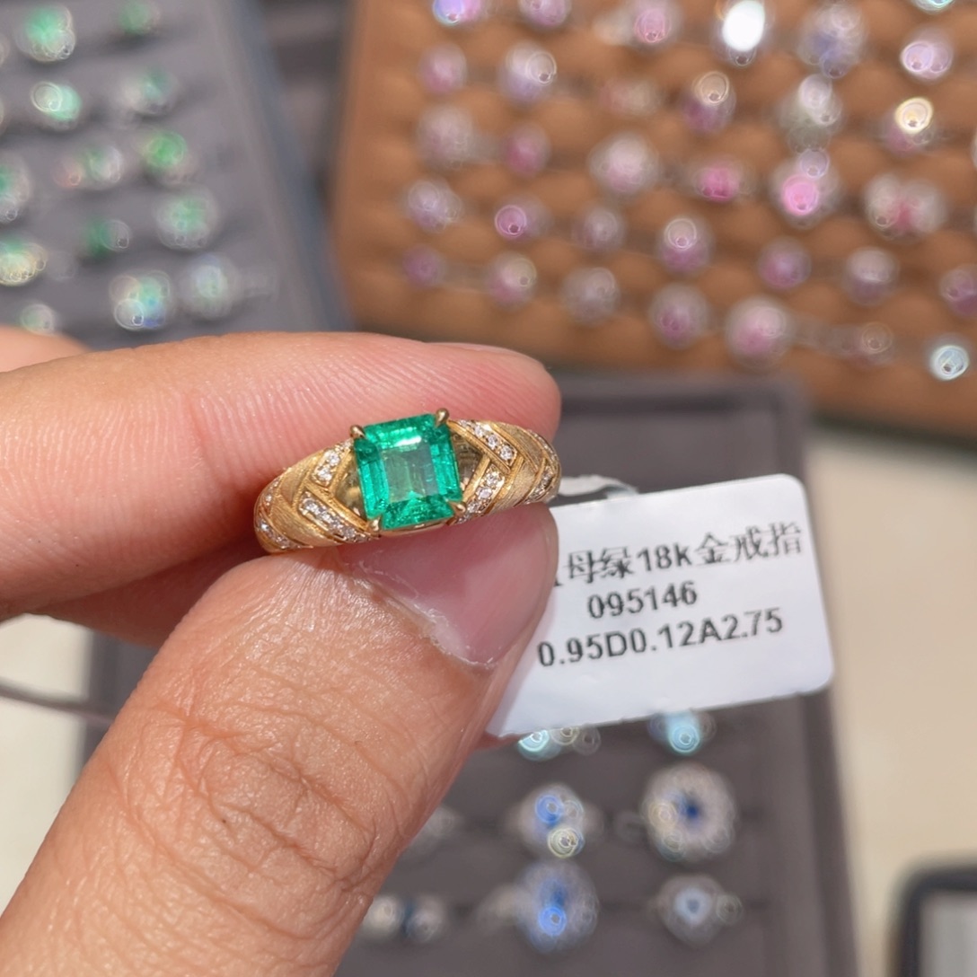 祖母绿戒指18K金镶嵌0.95ct 
