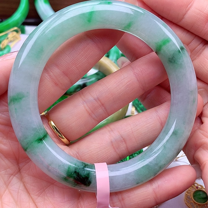 翡翠手镯未镶嵌翡翠