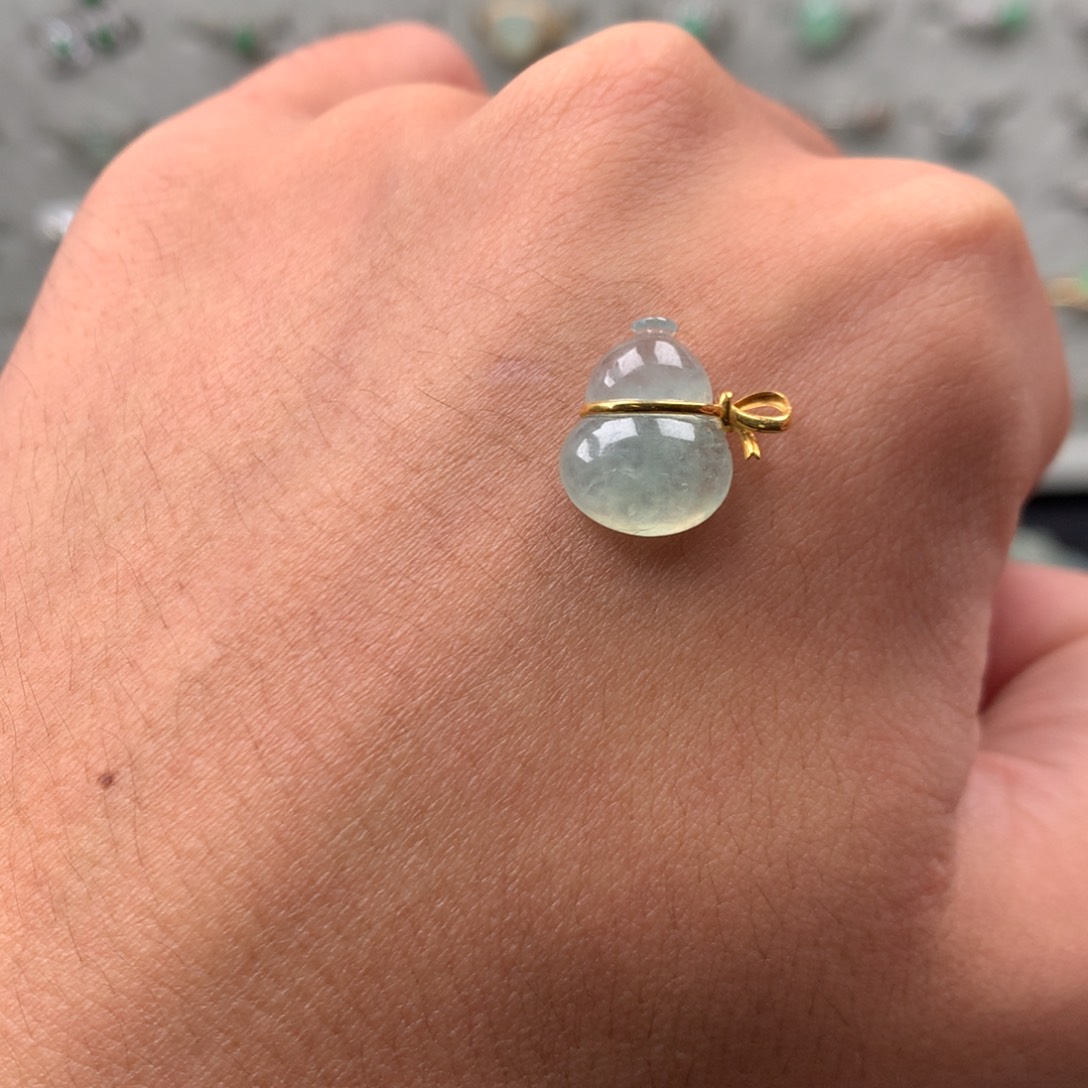 翡翠未镶嵌颈饰你是