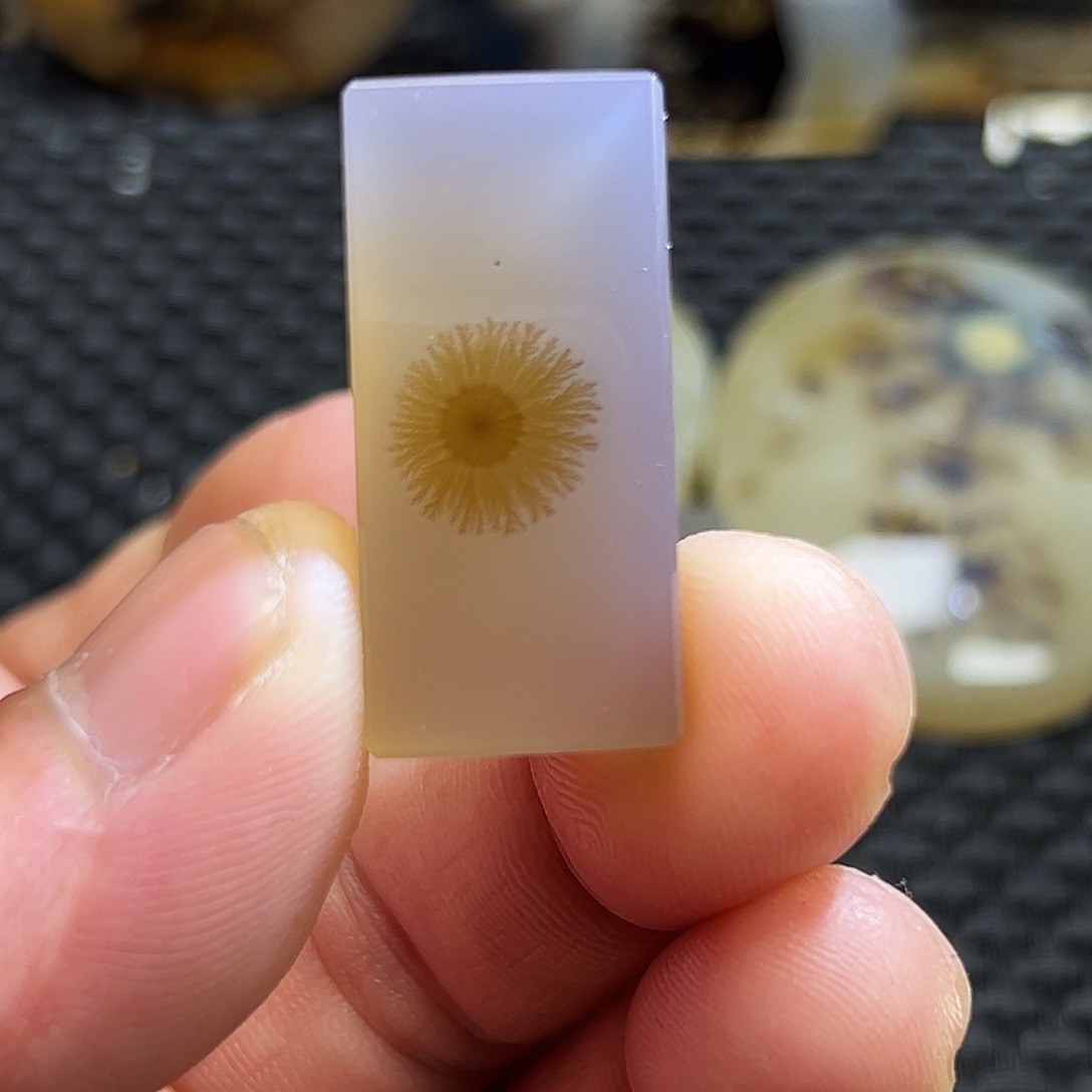 如***戏玛瑙/玉髓未镶嵌珠宝半成品