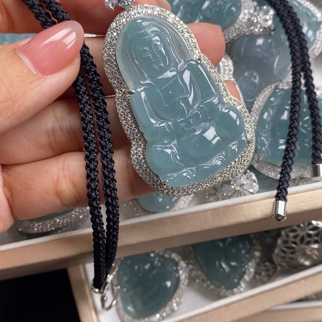 翡翠颈饰未镶嵌翡翠