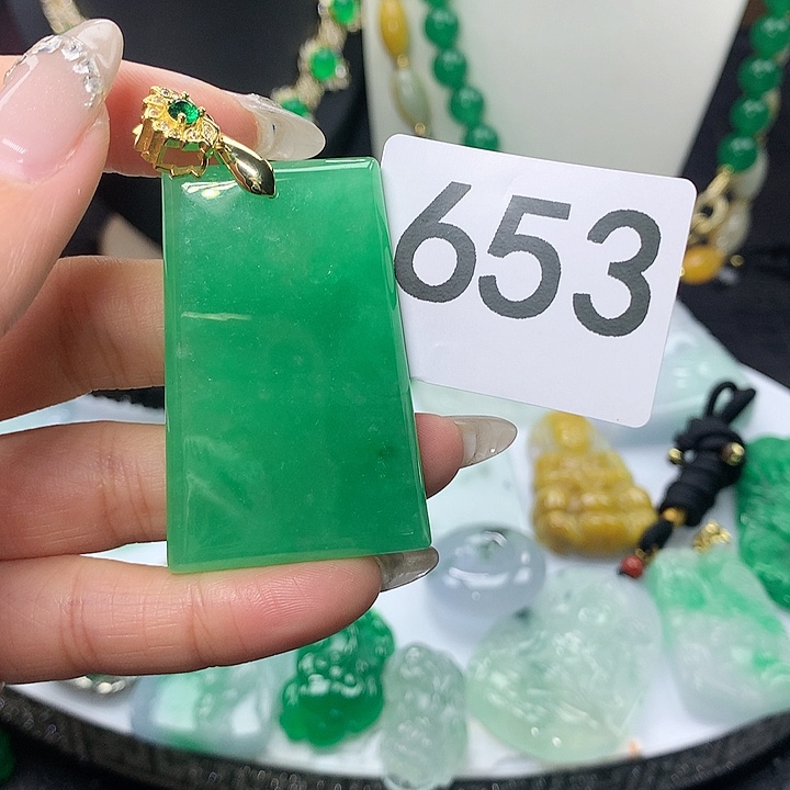 翡翠吊坠(赠链)未镶嵌