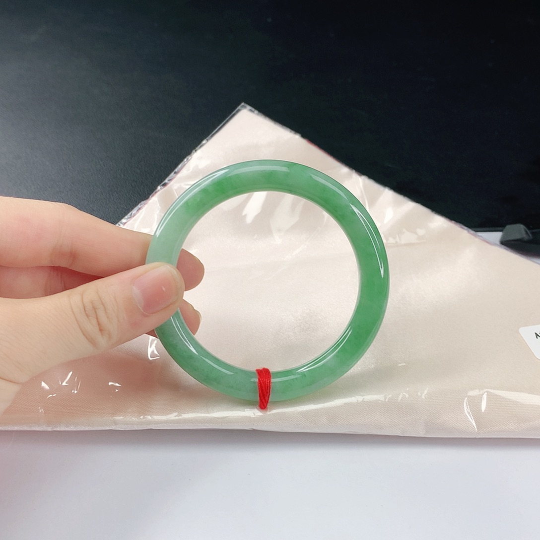 翡翠手镯未镶嵌翡翠133