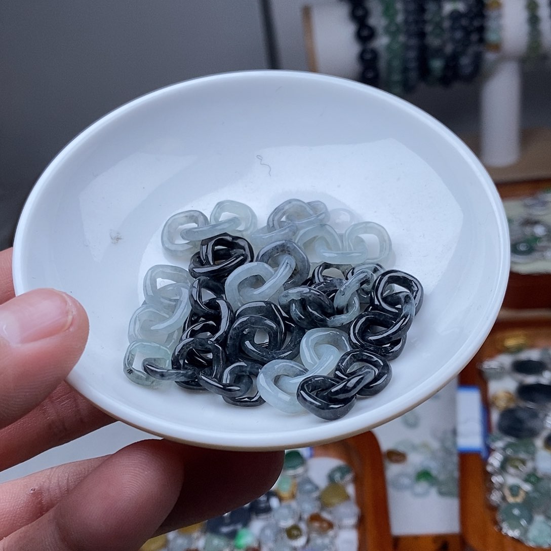 翡翠颈饰未镶嵌三环118一个