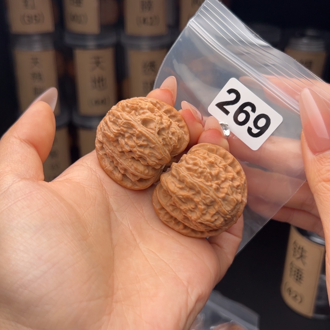 @***哥文玩核桃吊坠白狮子