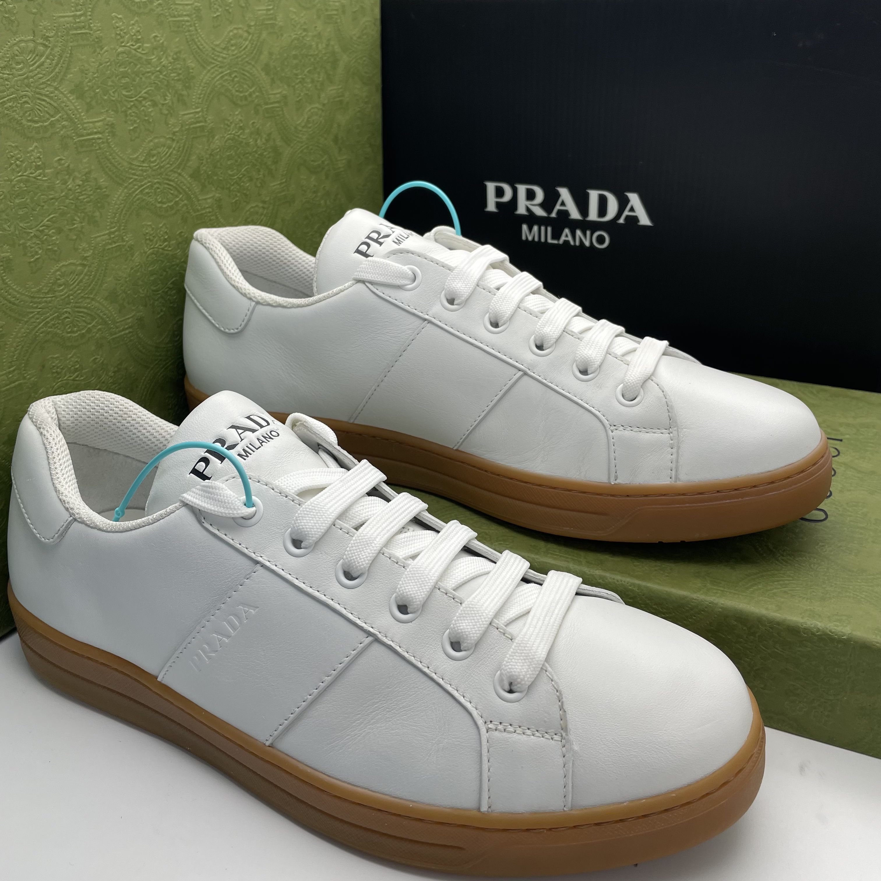 95新 Prada/普拉达 39欧码/白色皮面休闲系带低帮板鞋