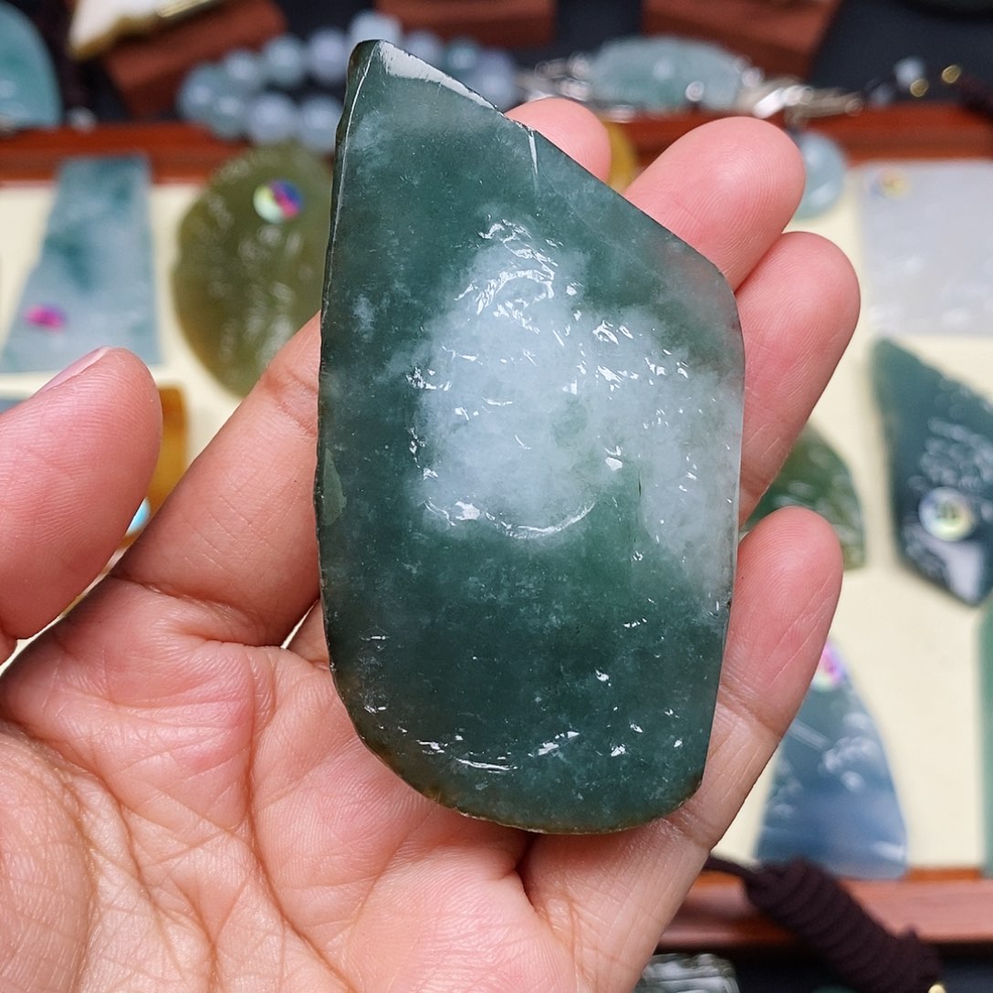 翡翠颈饰未镶嵌翡翠