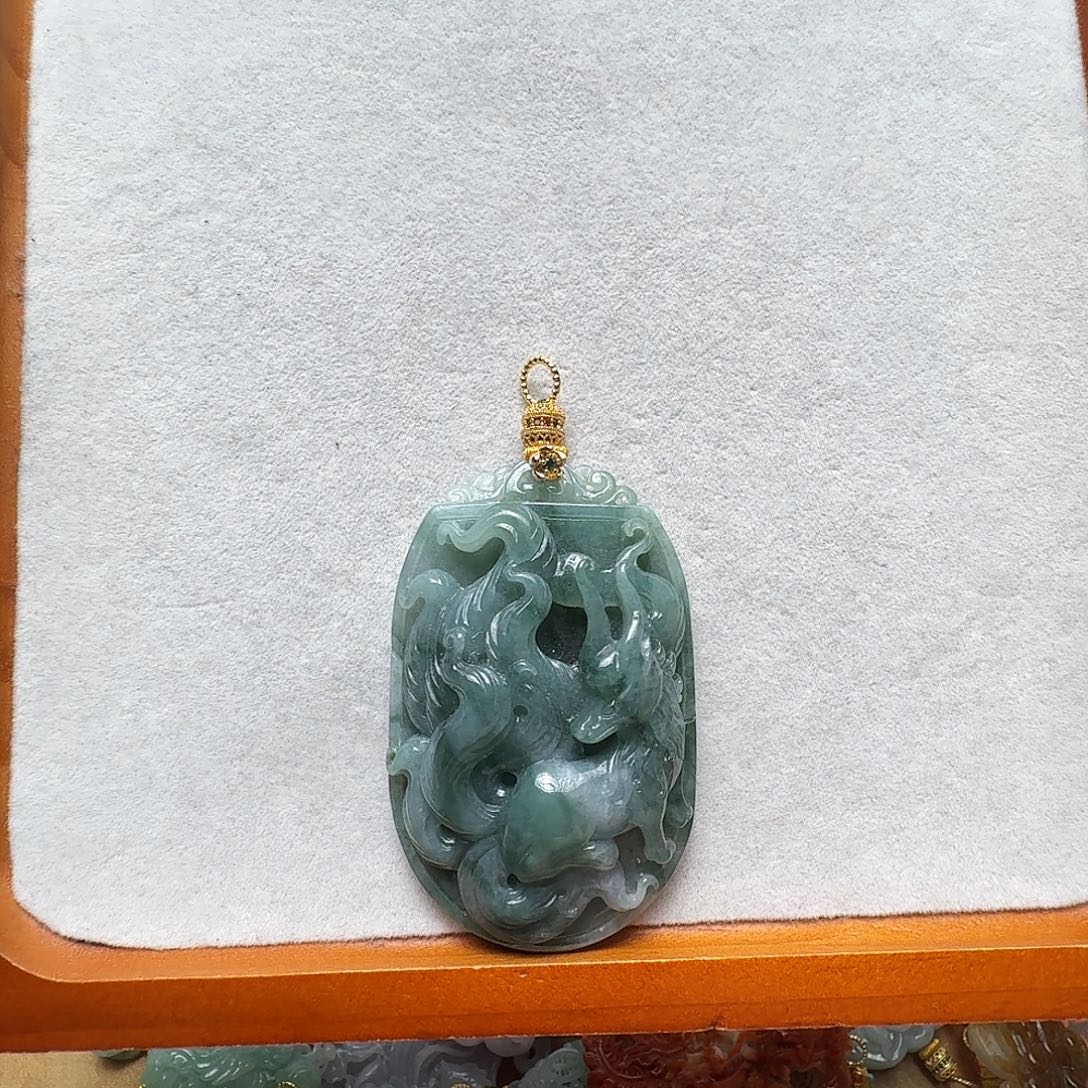 翡翠未镶嵌吊坠(赠链)