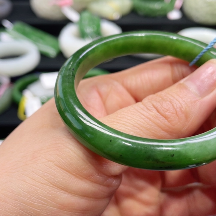 和田玉手镯54圈口。编号89未镶嵌