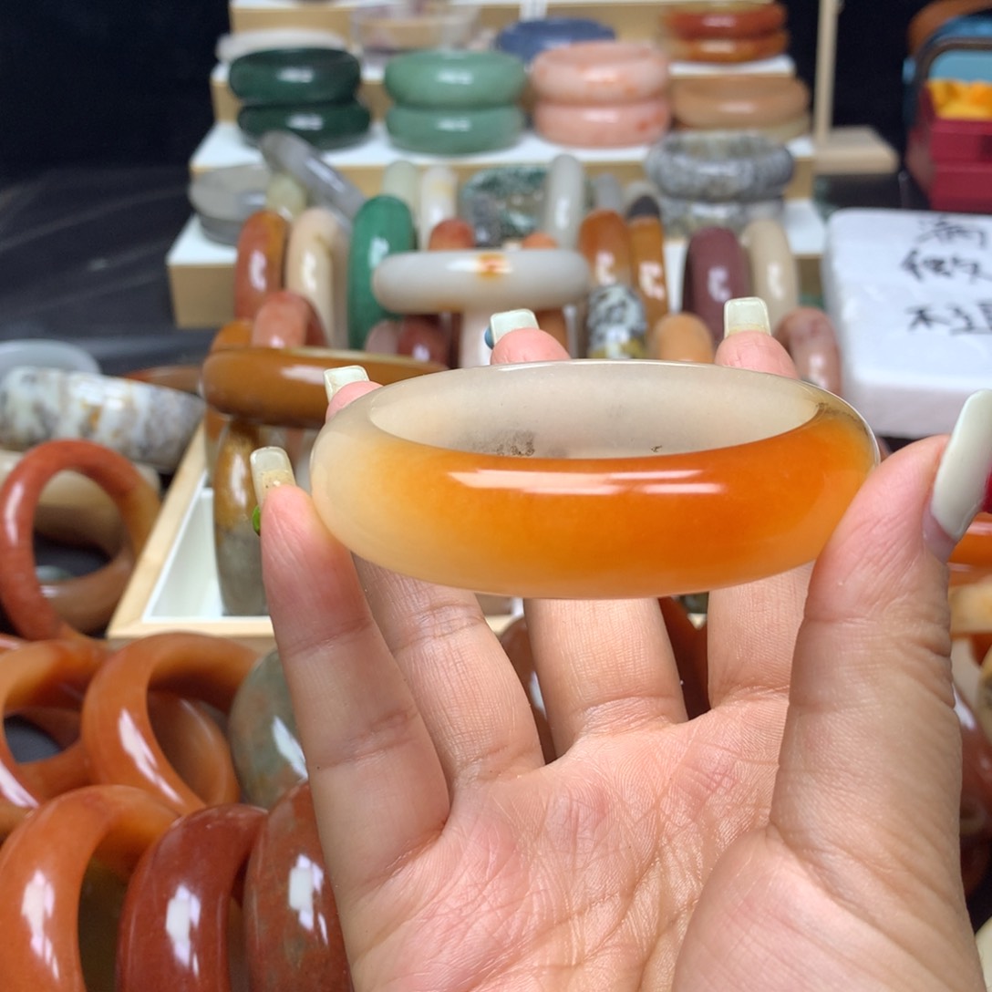石英质玉手镯未镶嵌