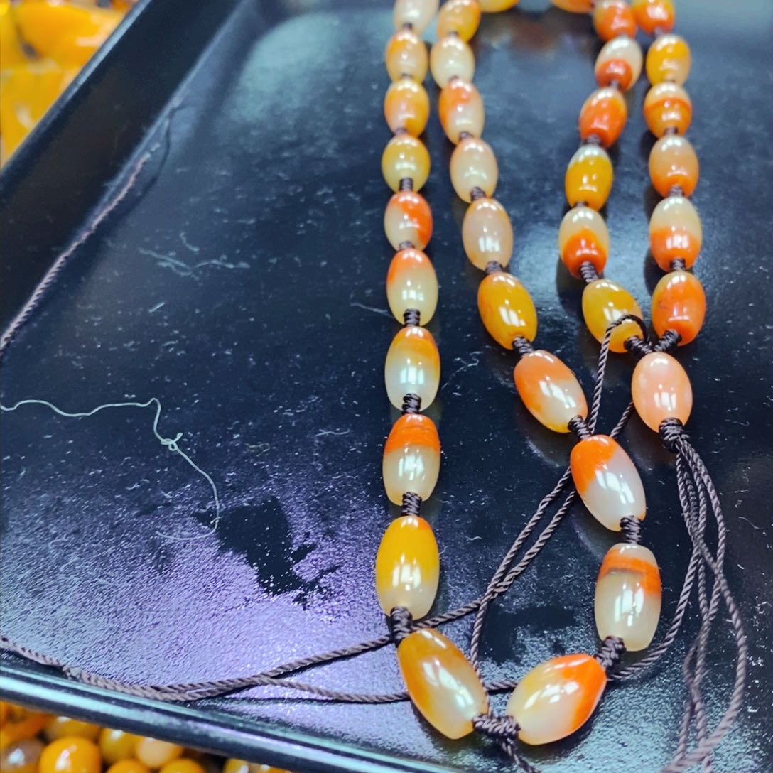 未镶嵌石英质玉（黄龙玉）颈饰