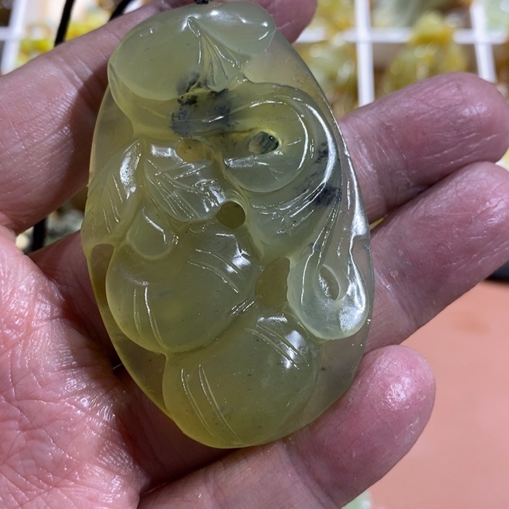 蛇纹石玉颈饰未镶嵌