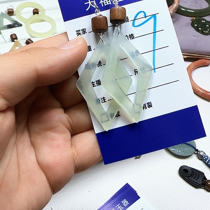 蛇纹石玉未镶嵌耳饰