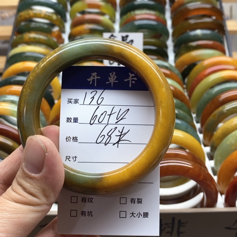 【闪购商品】蛇纹石玉手镯未镶嵌清*?