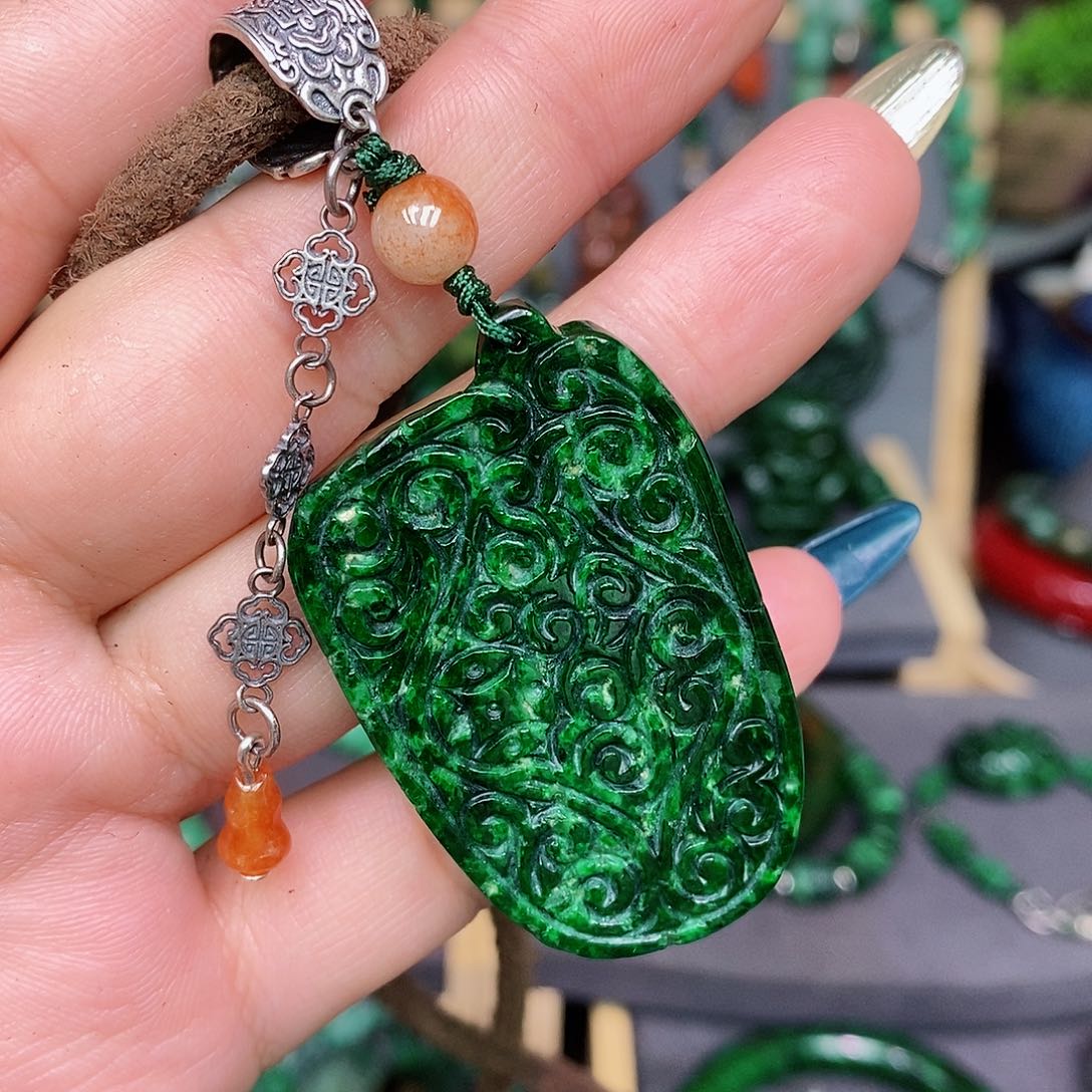 翡翠颈饰未镶嵌漂亮美眉