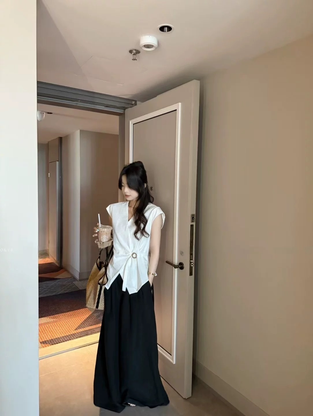 法式无袖T恤女2025新款衬衣高级感小飞袖掐腰气质别致上衣