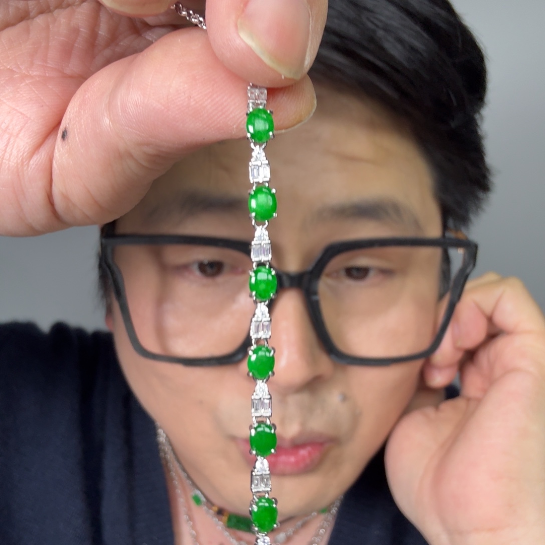 翡翠未镶嵌颈饰一件