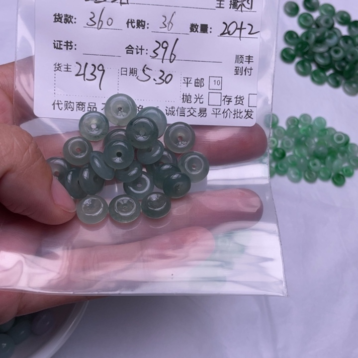 翡翠未镶嵌颈饰泪**