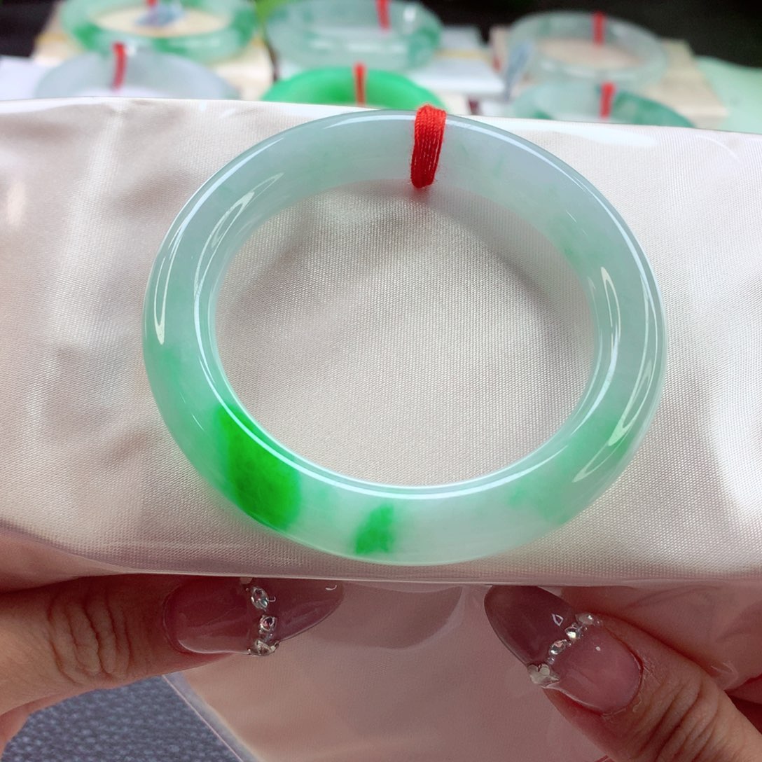 翡翠未镶嵌手镯52圆条 辣绿搂价 灵