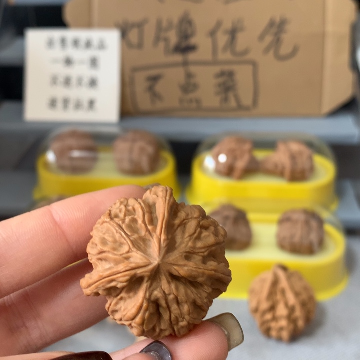 *****文玩核桃吊坠异形导致，有瑕疵