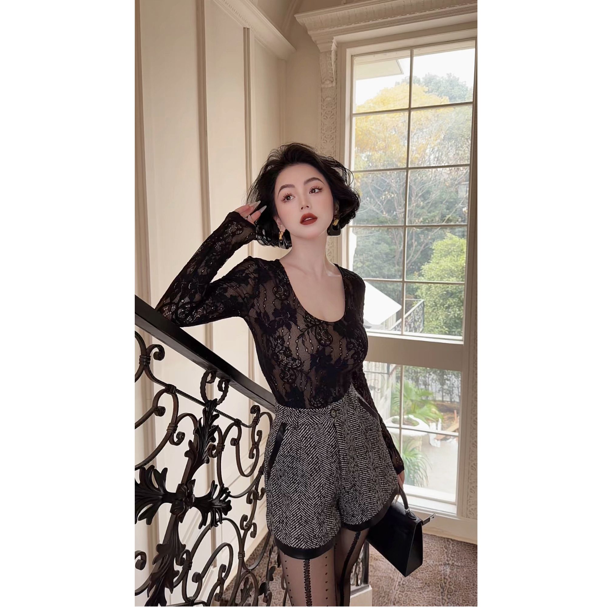 LYXJ【莉莉娅小姐】冬季收腰显瘦时尚显气质高弹蕾丝三色打底衫