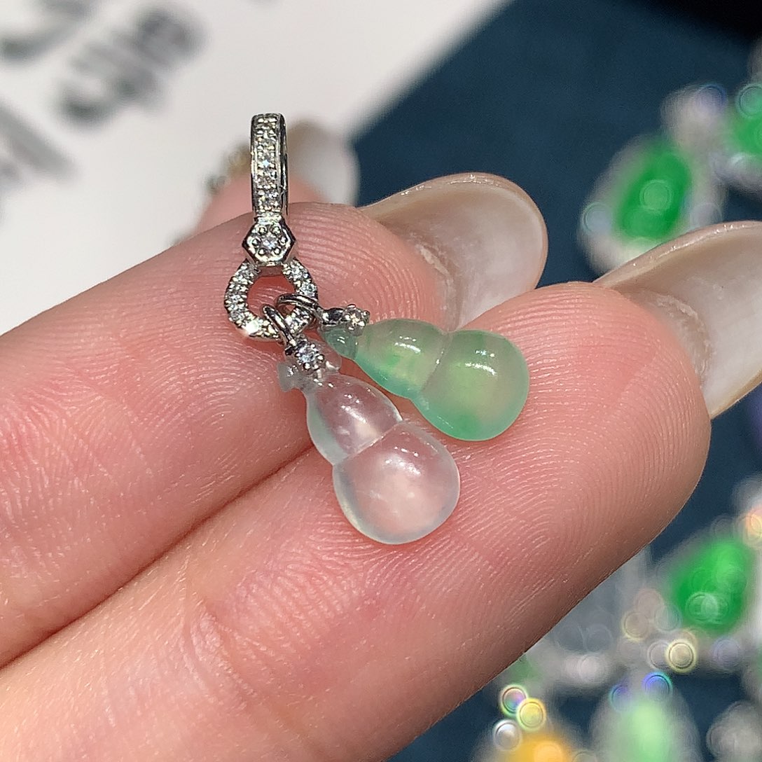 颈饰18K金镶嵌翡翠提溜