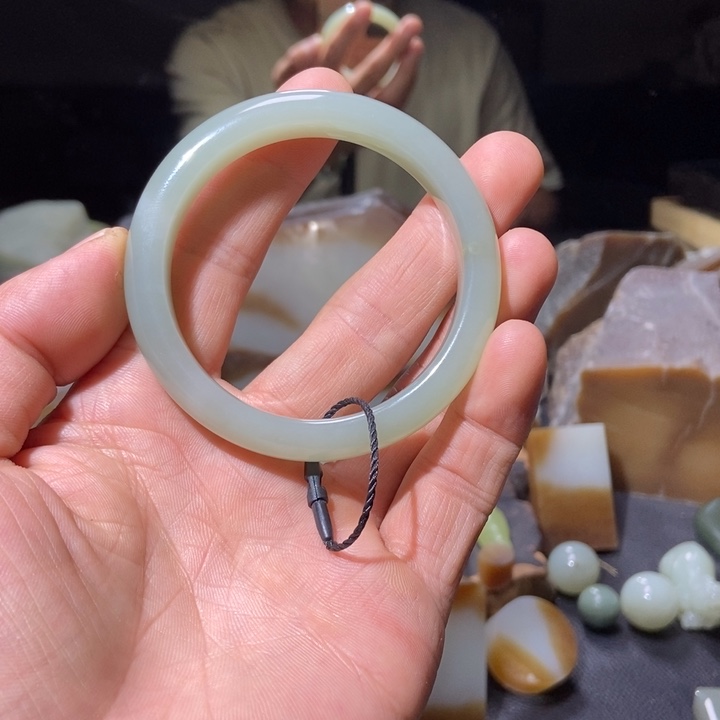 和田玉未镶嵌手镯