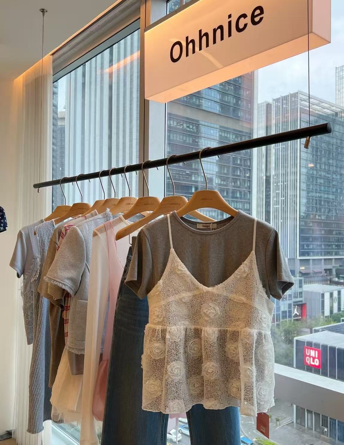 루루가−（朵朵玫瑰）韩国东大门新品重工玫瑰蕾丝吊带上衣两件套