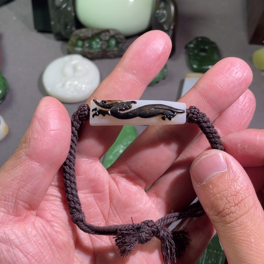 颈饰未镶嵌和田玉结**”